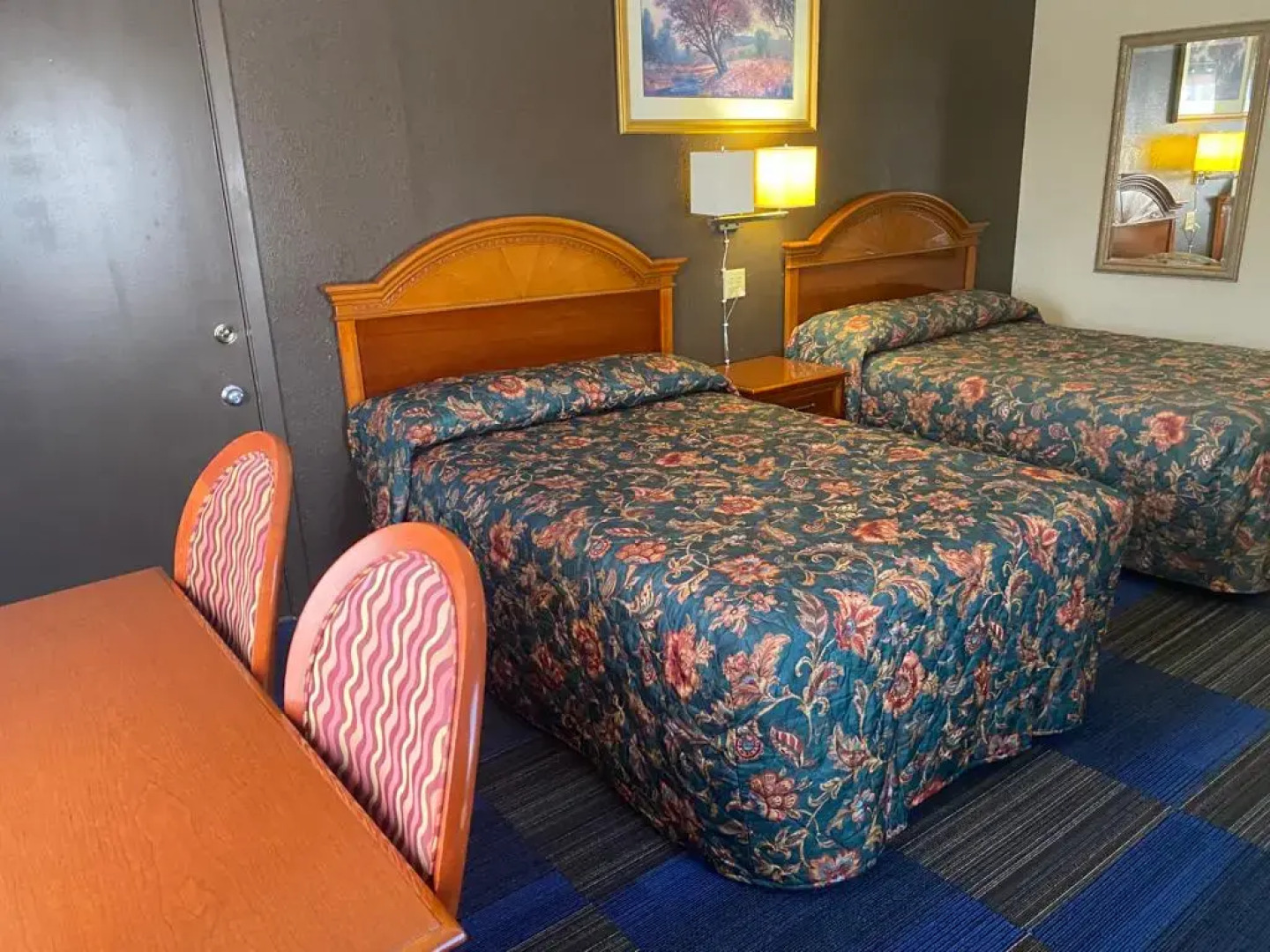 Country Club Inn & Suites