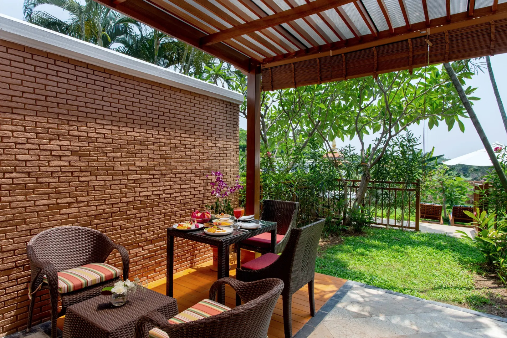 Hotel & Suites Shangri-La