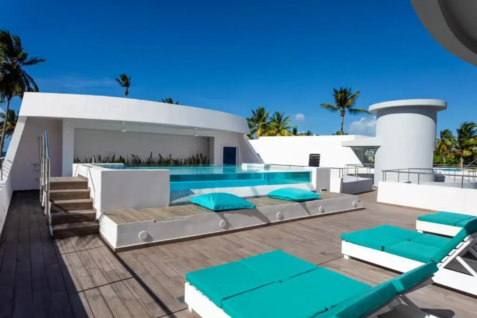 Puerto Plaza Hotel & Shops 