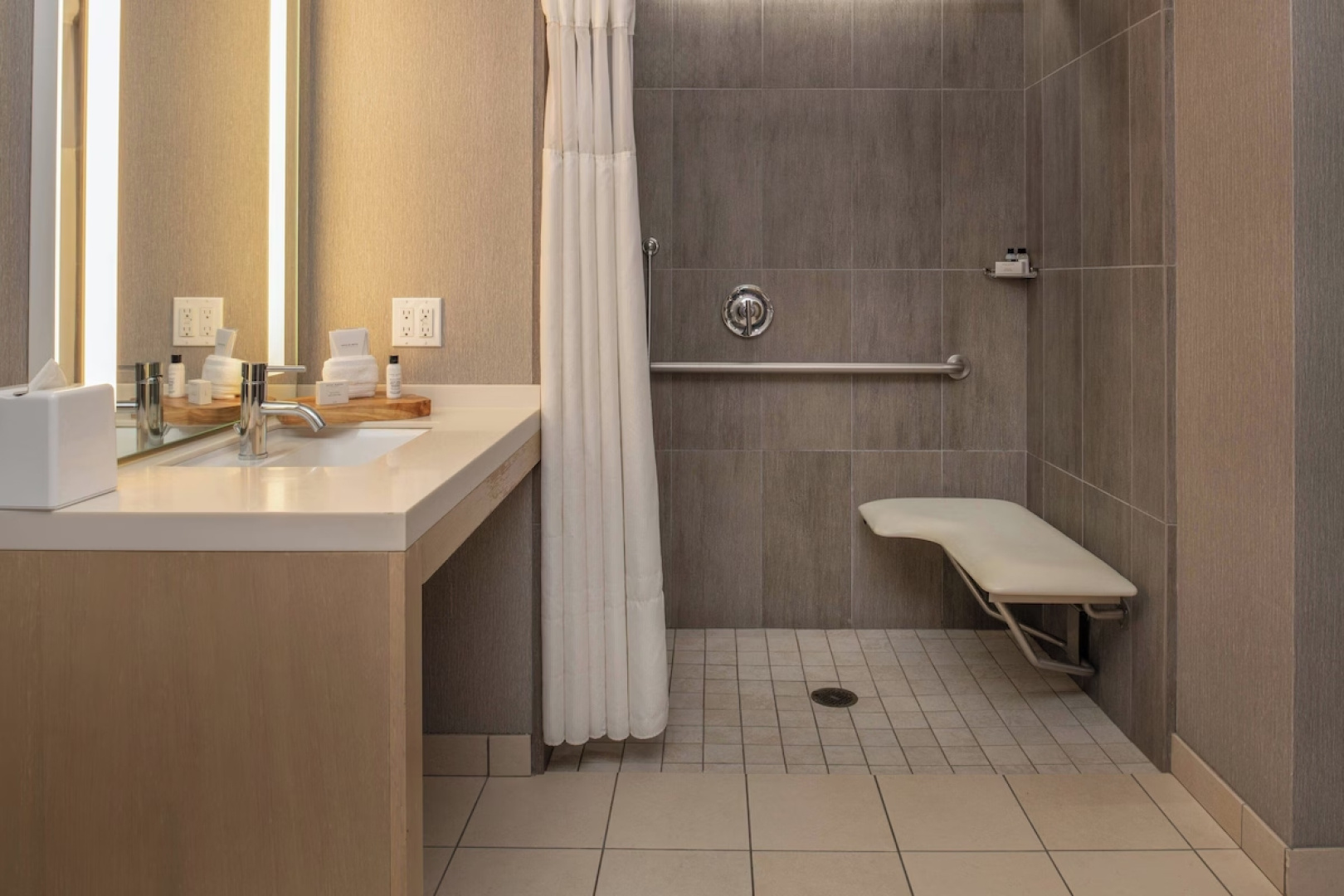 Hotel Paradox, Autograph Collection
