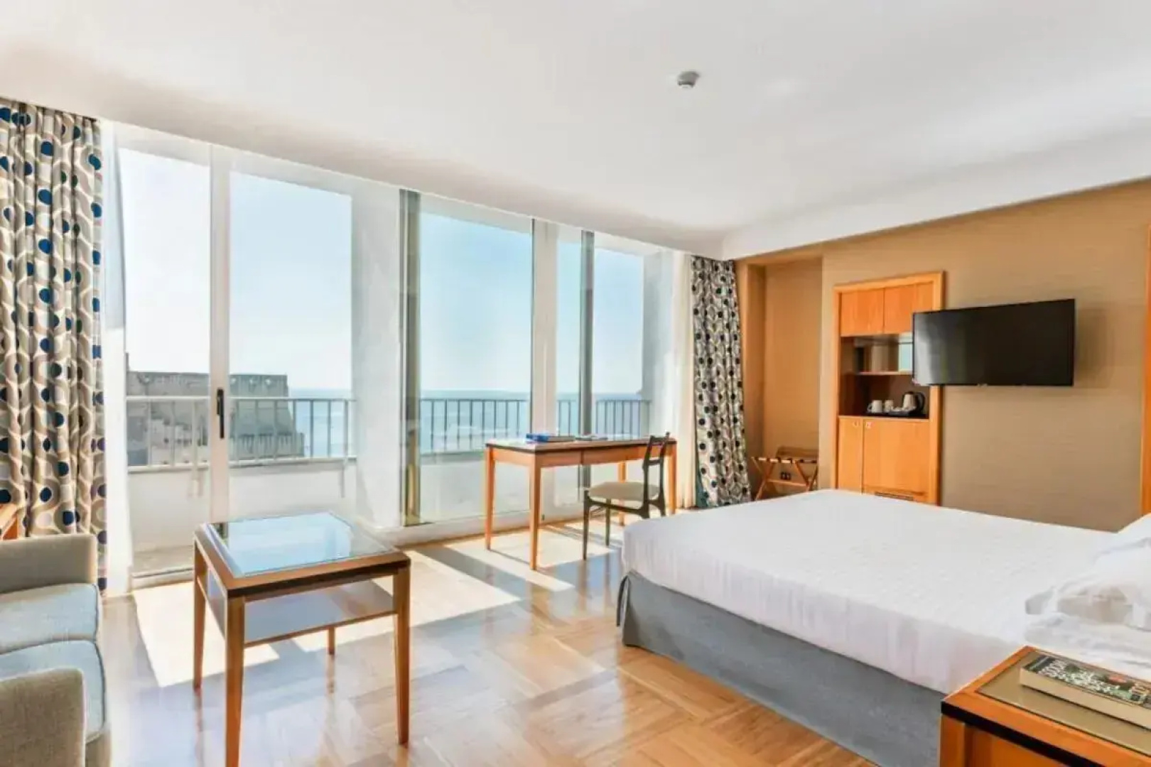 Отель Royal Continental Hotel Naples