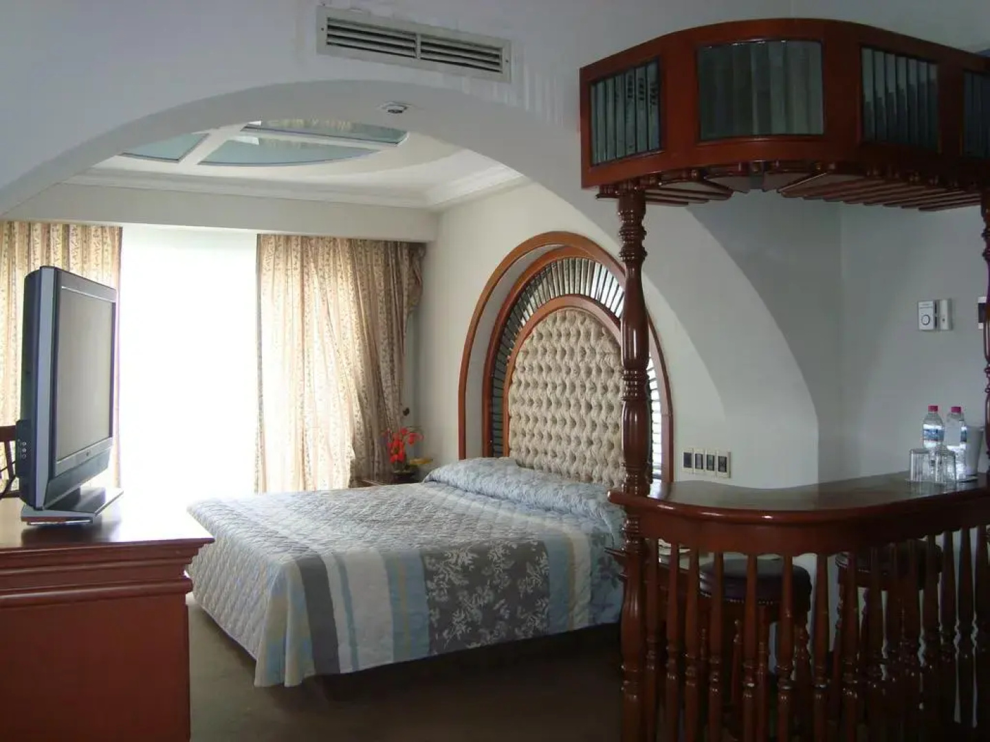Lois Hotel
