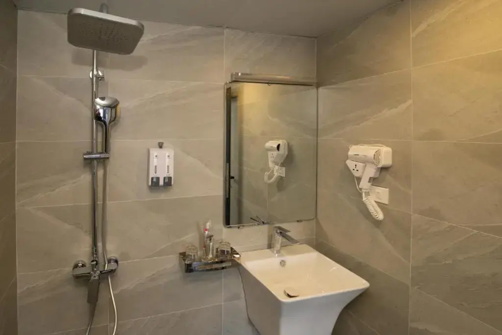Hanoi Lake View Hotel & Travel