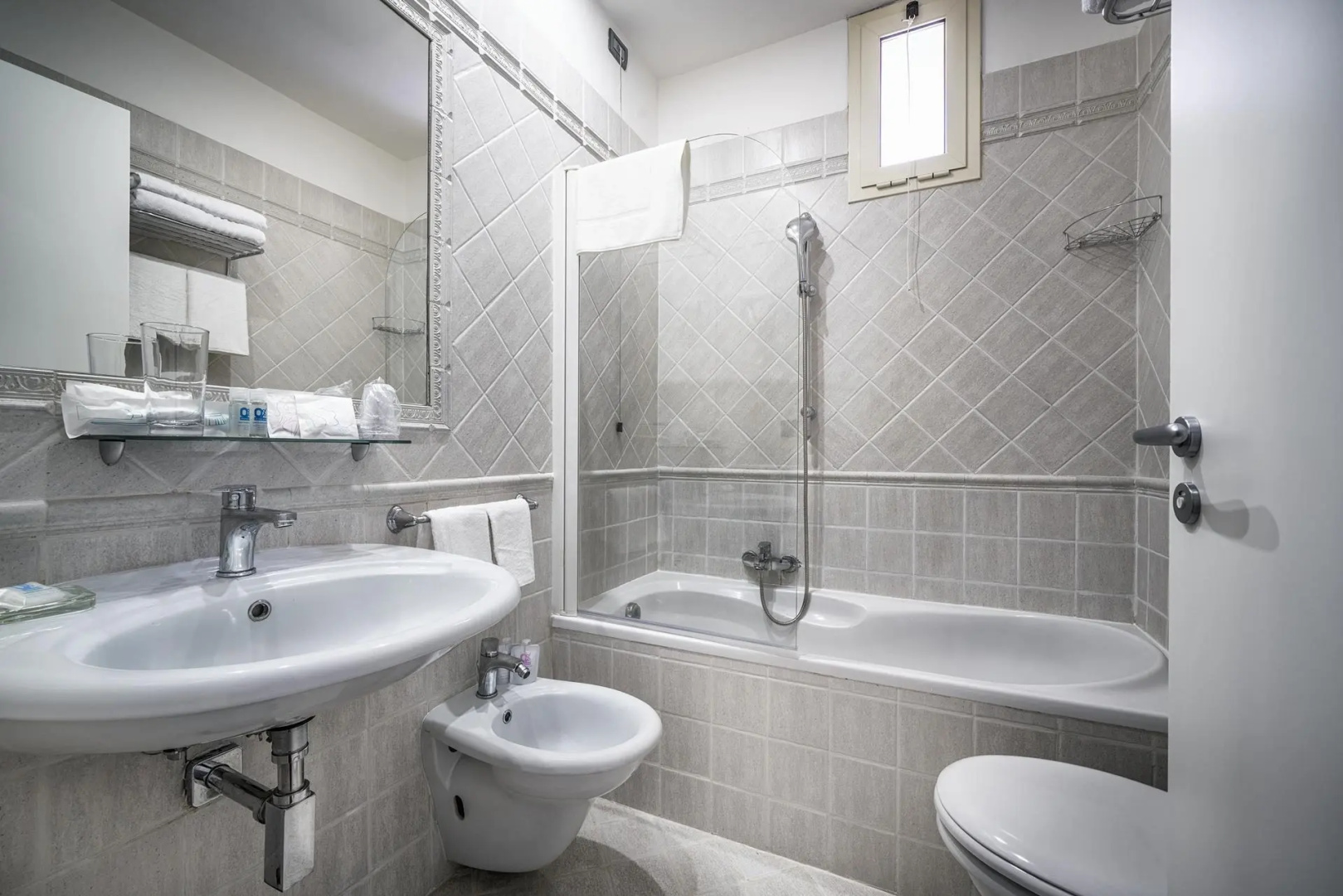 Отель Varese Roma