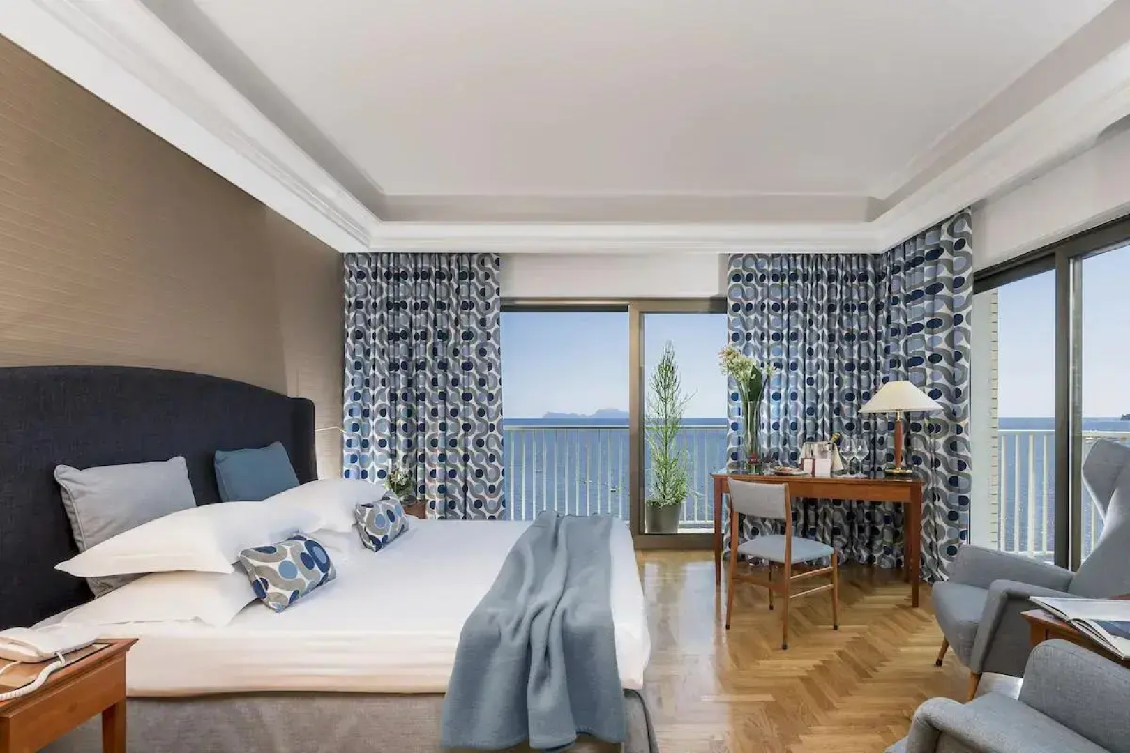 Отель Royal Continental Hotel Naples