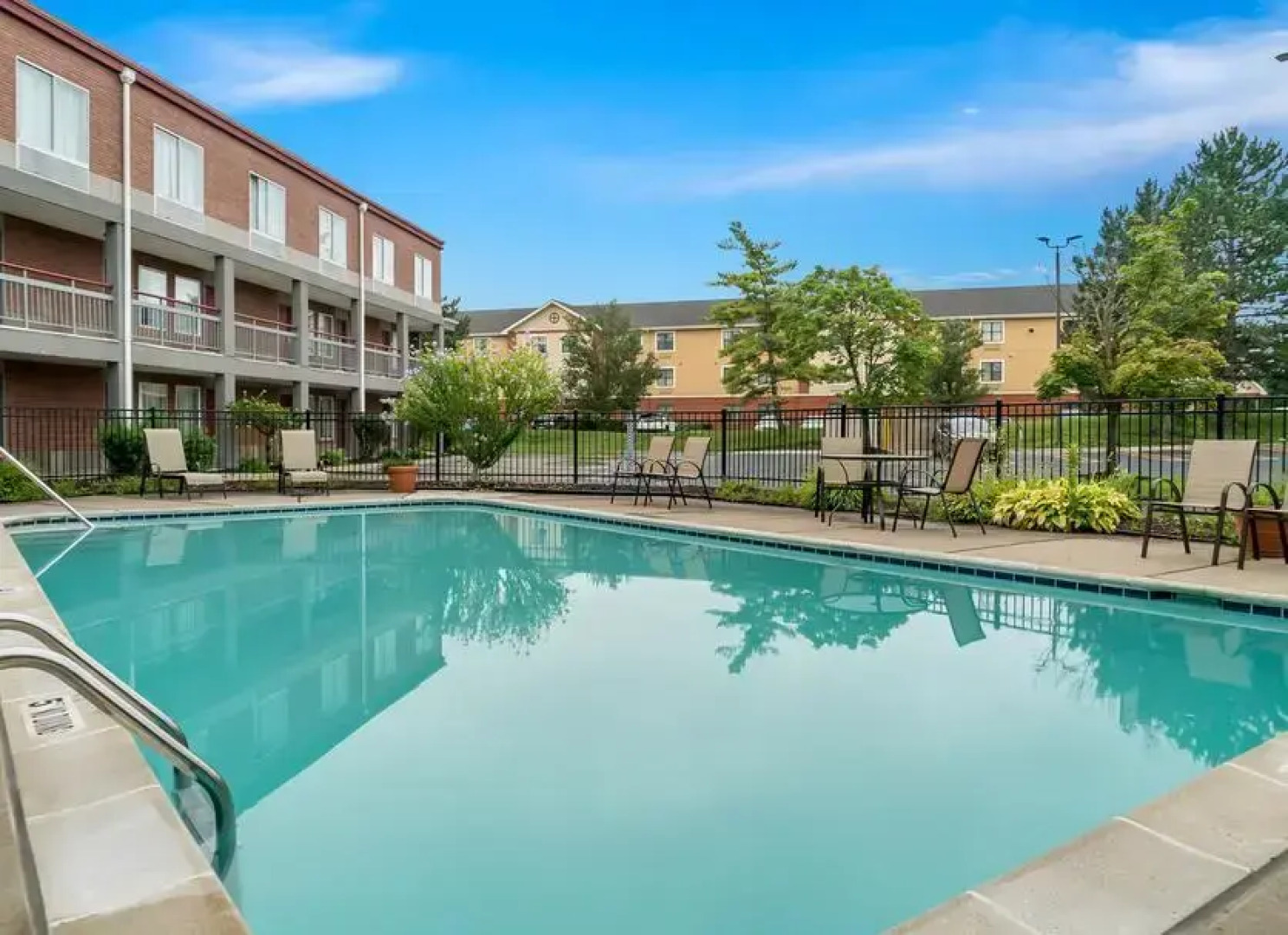 HomeTowne Studios by Red Roof Auburn Hills