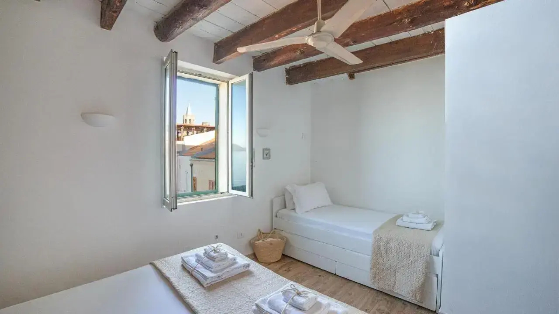 Welcomely - Waterfront Home a Balcony on the sea
