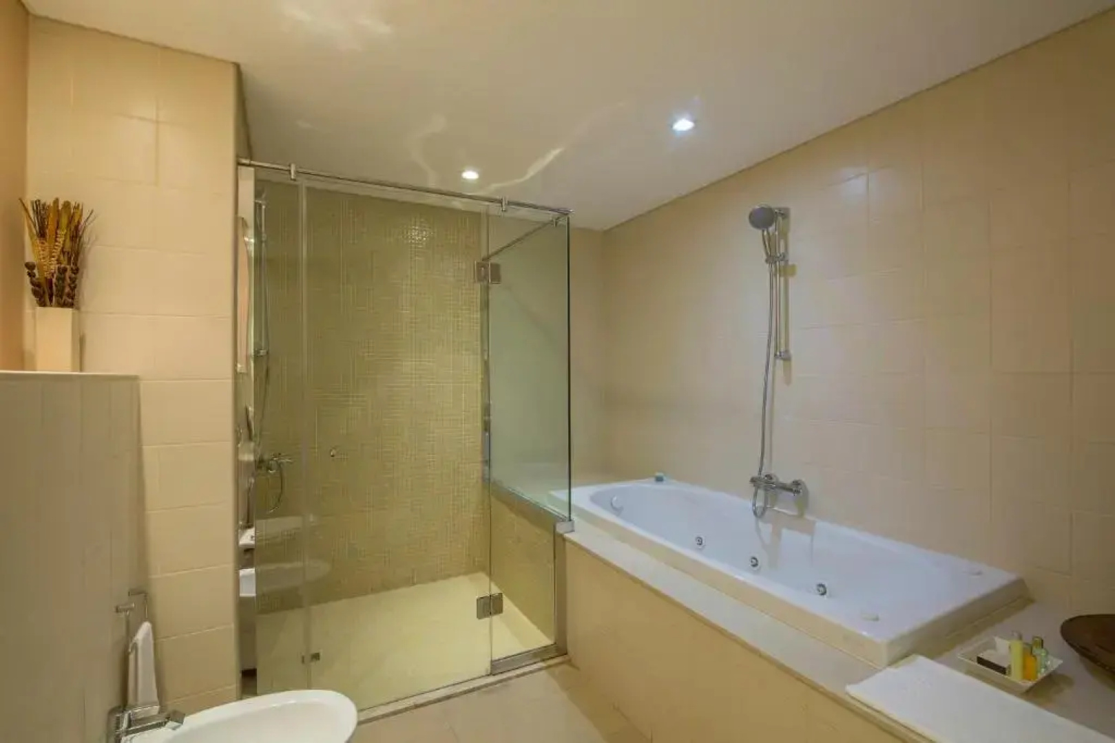 Metropolitan Al Mafraq Hotel
