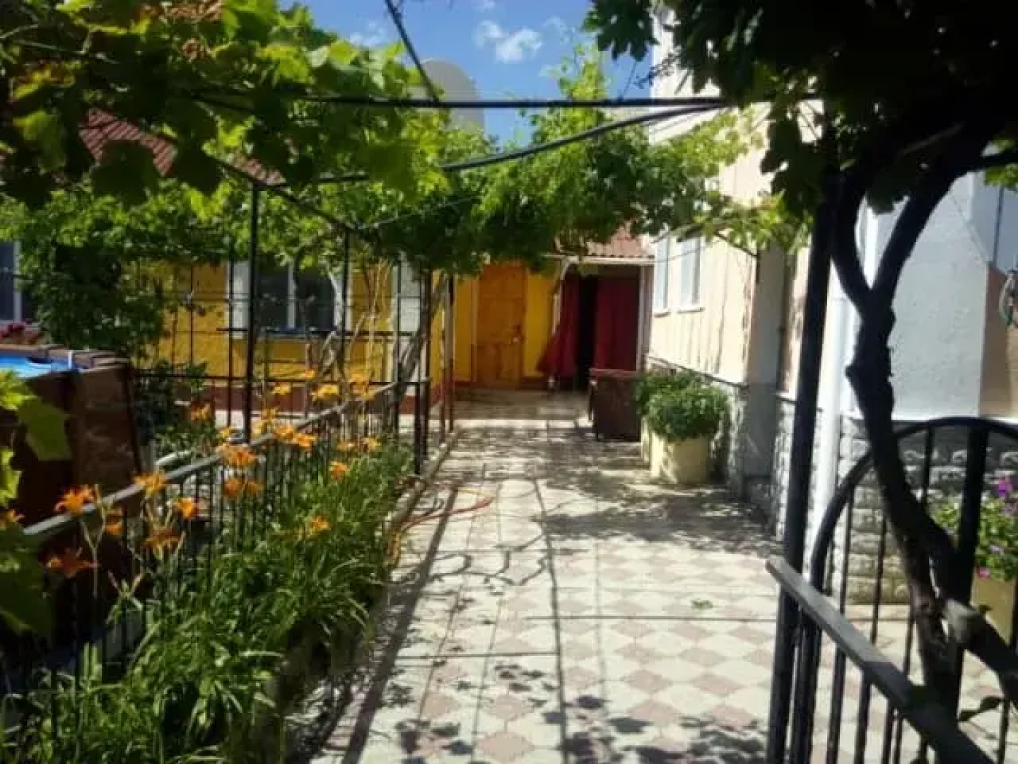 Molodezhnaya 8 Guest House