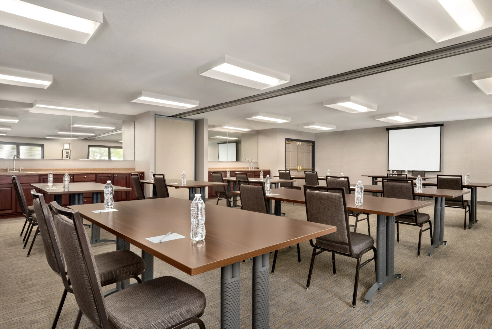 Country Inn & Suites by Radisson, Pella, IA