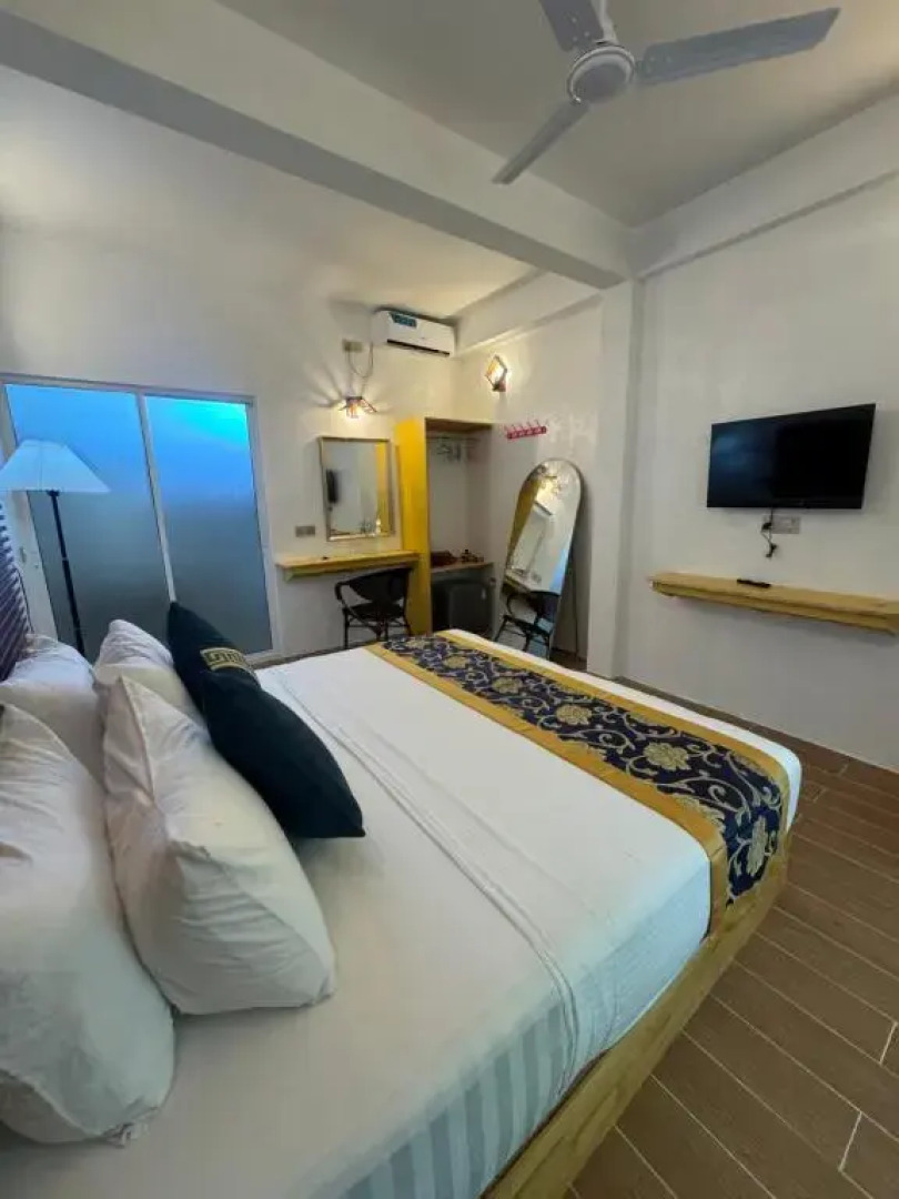 Blue Water Thoddoo Inn