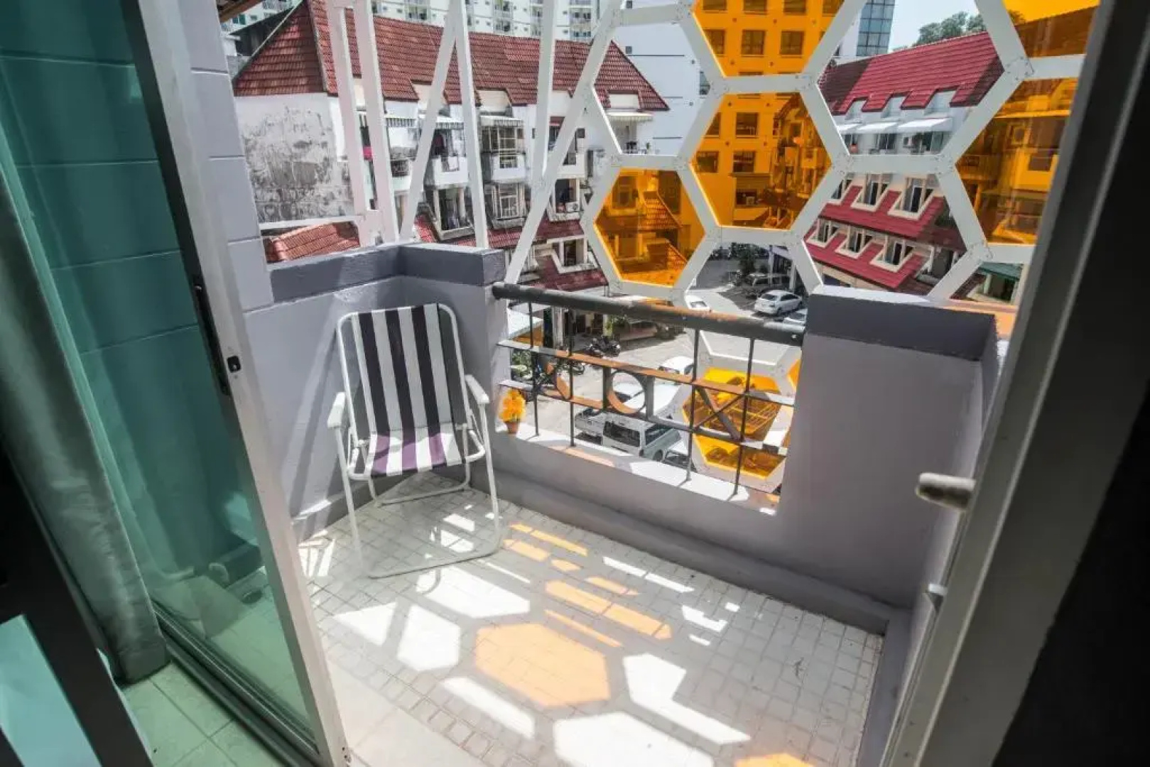 Beehive Phuket Old Town - Hostel