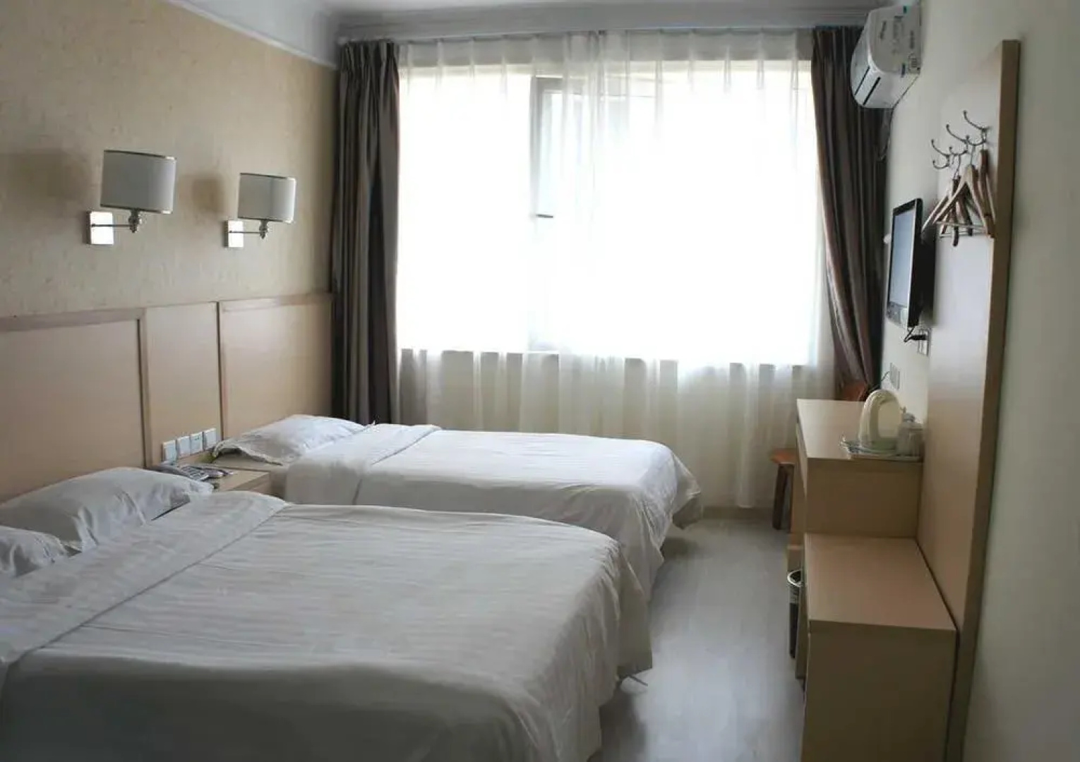 Zhongtian Seaview Hotel (Zhanqiao Railway Station)