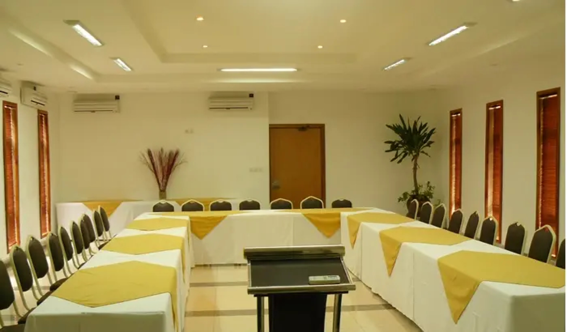 La Cour Hotels and Apartments Glover