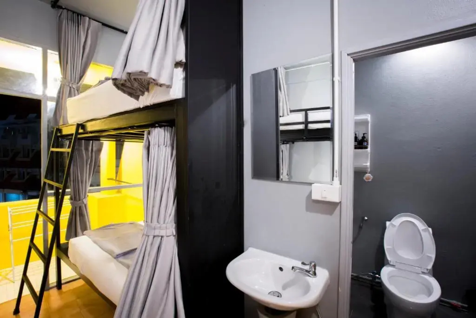 Beehive Phuket Old Town - Hostel