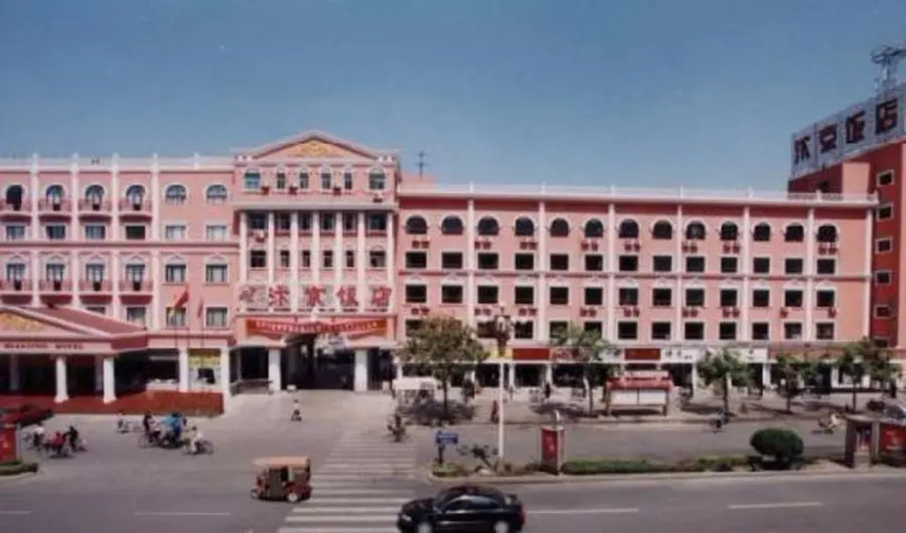 Songchao Bianjing Hotel (Kaifeng Drum Tower Square)