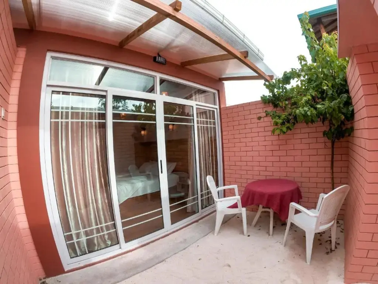 New Breeze Thoddoo Inn