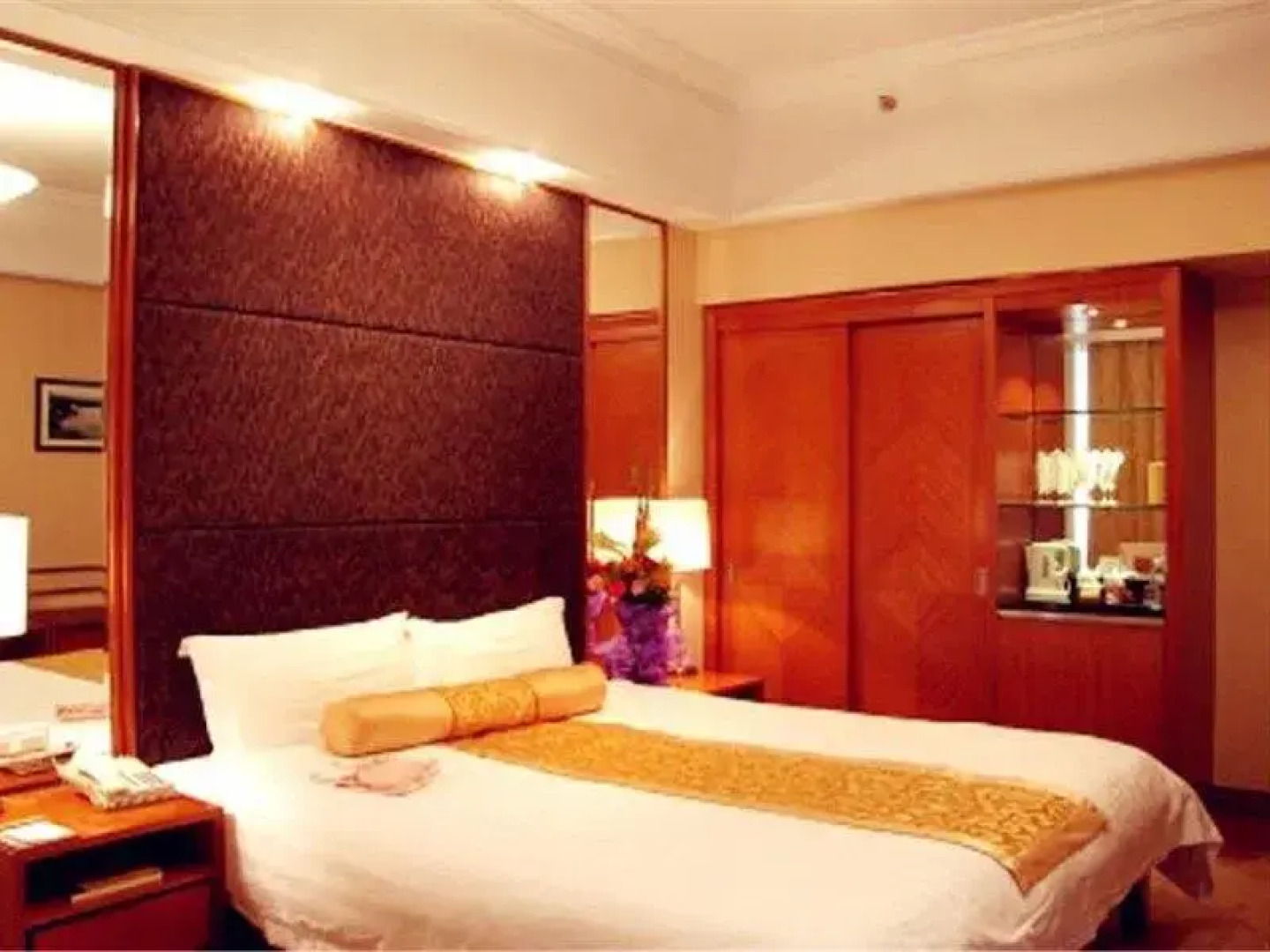 Hawaii International Business Hotel