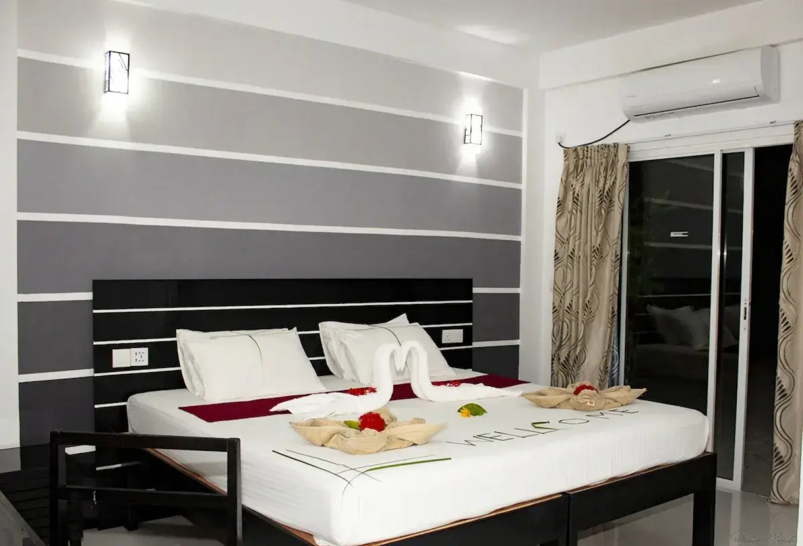Отель Crown Beach Villas