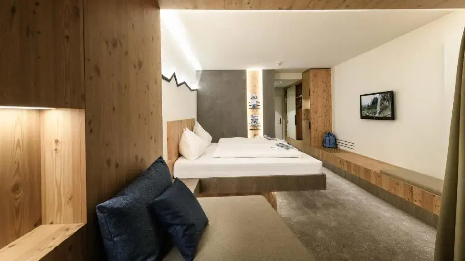 Dips&Drops – SUPERIOR HOTEL · SPORTS · SPA · RESTAURANTS