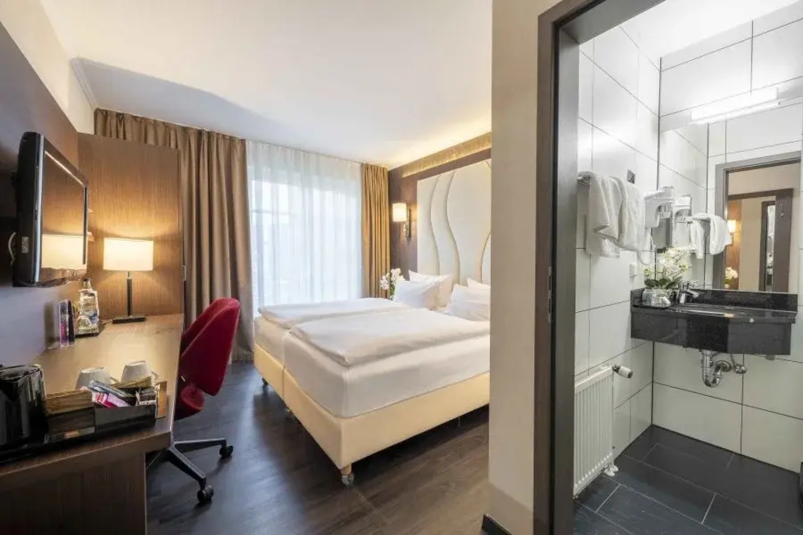 Отель Plaza Inn Schmoeker-Hof