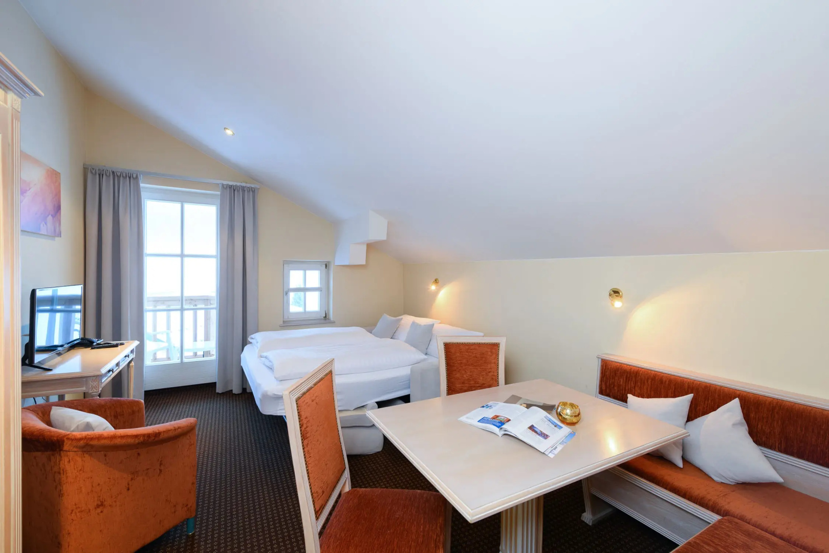 Crystls Aparthotel
