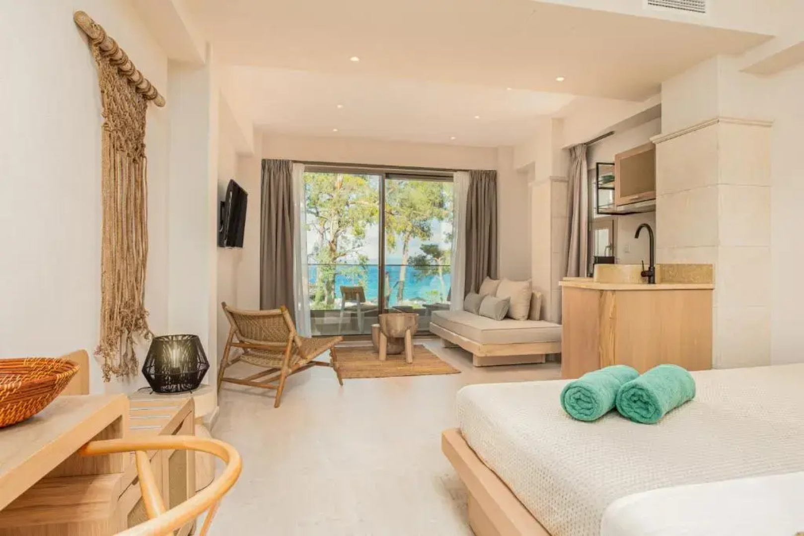 MAKO Sea & Suites