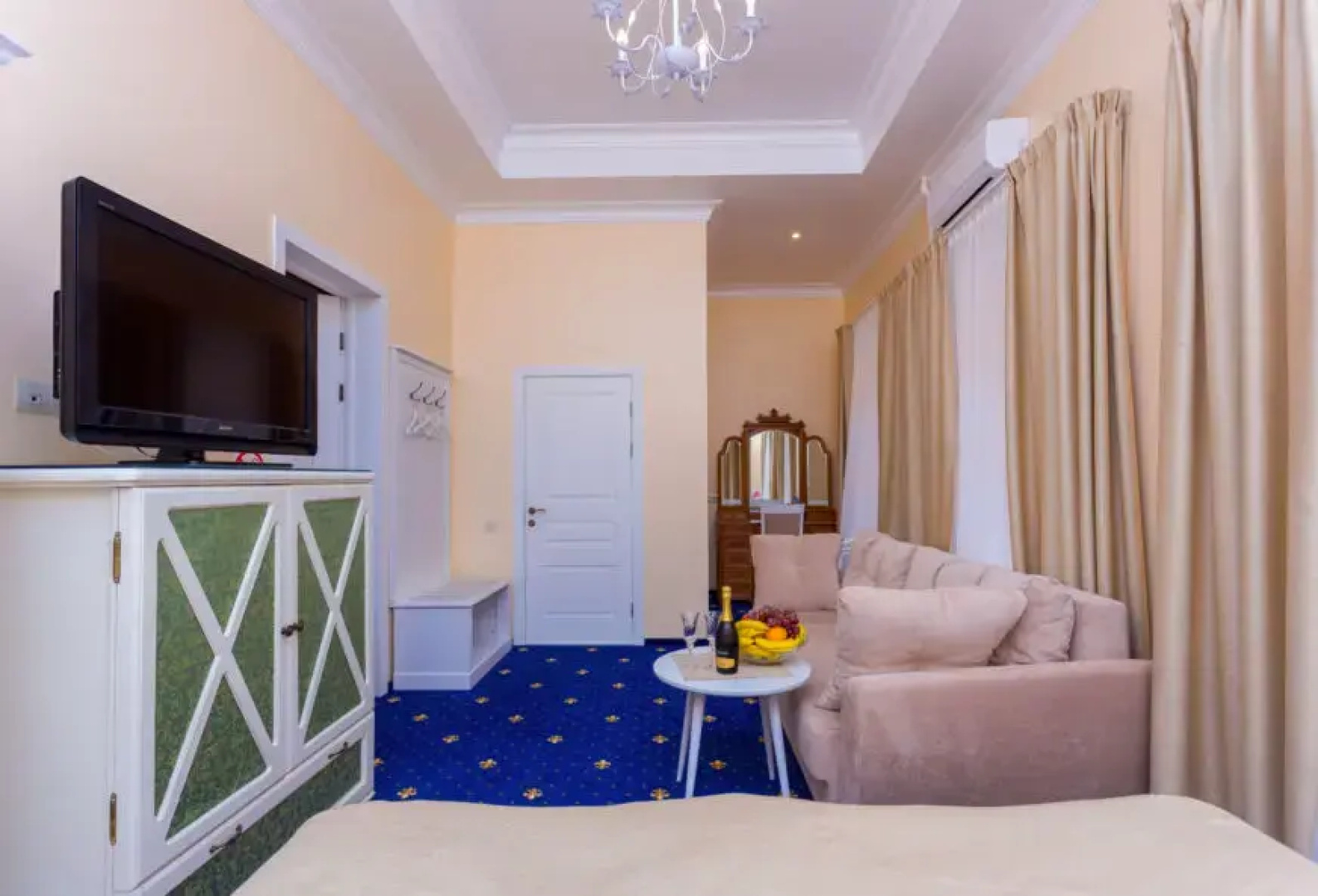 Leto Apartments