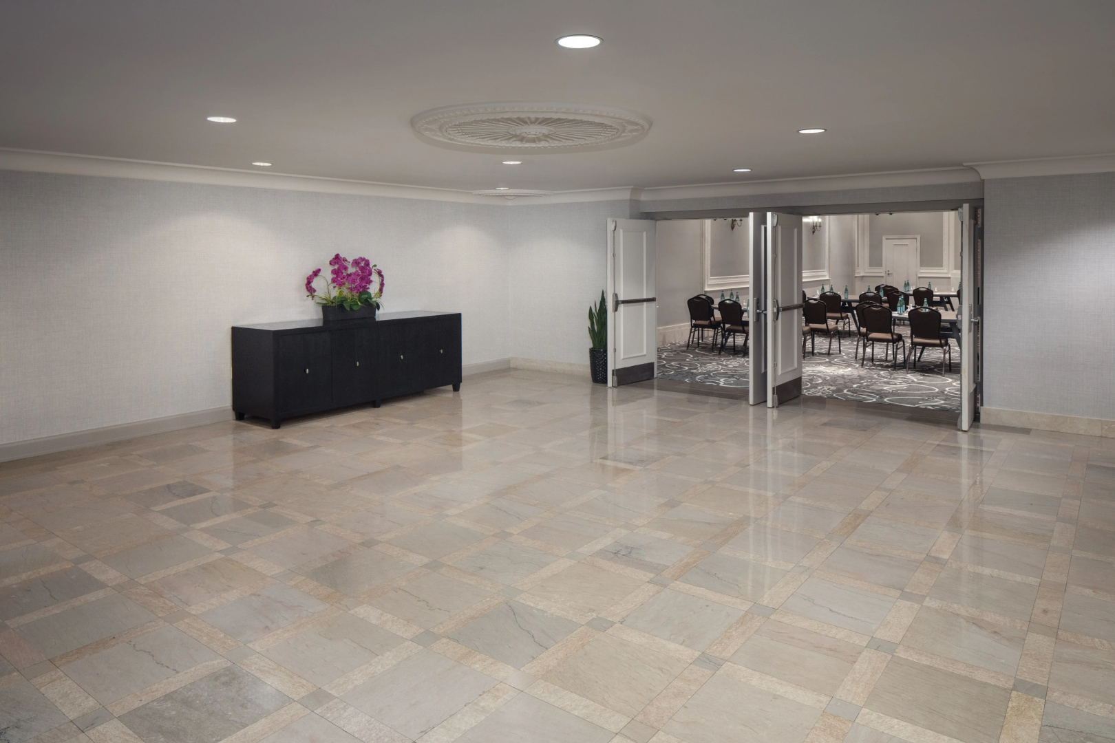 DoubleTree Suites by Hilton Hotel Detroit Downtown - Fort Shelby