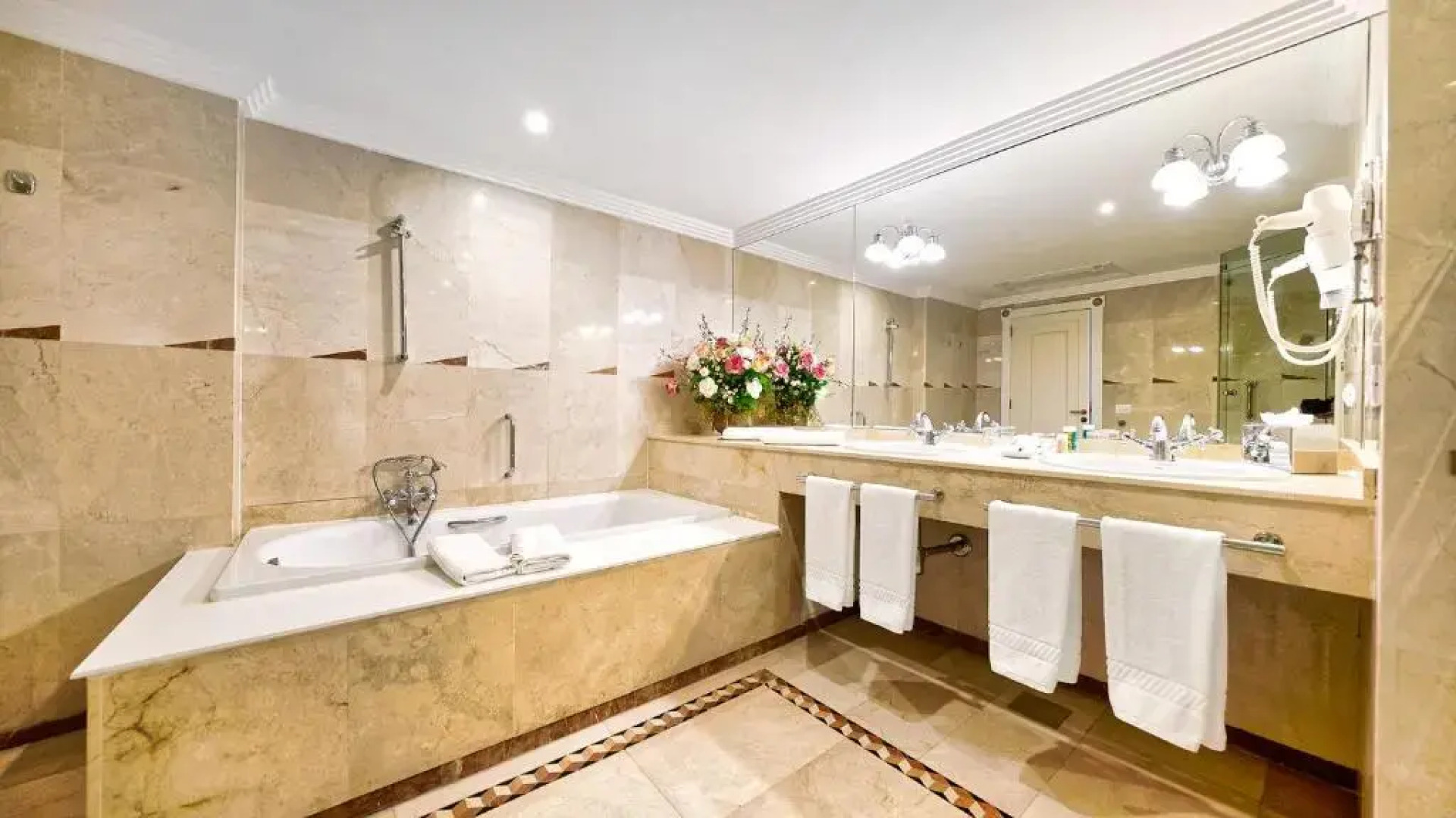 Отель Bull Reina Isabel & Spa