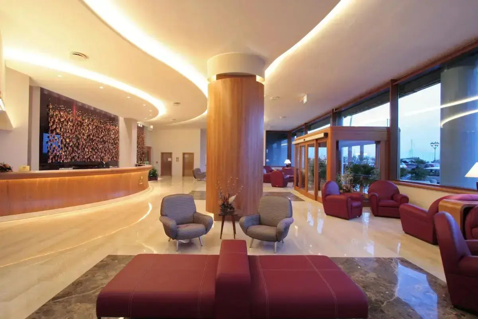 Отель Royal Continental Hotel Naples