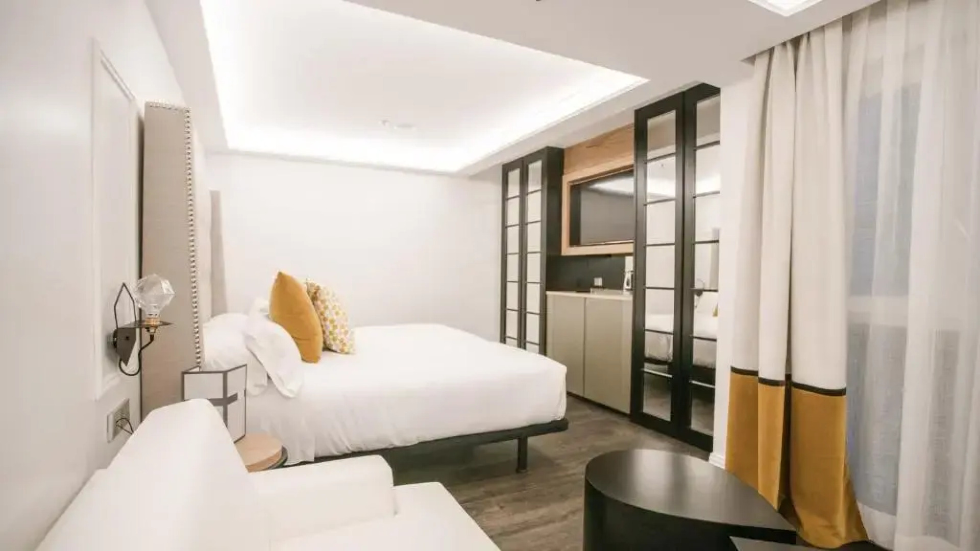 Отель The Hotel Regina