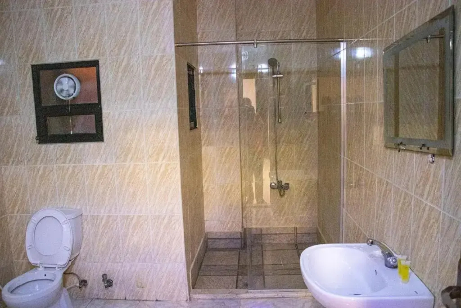 Sara Crown Hotel