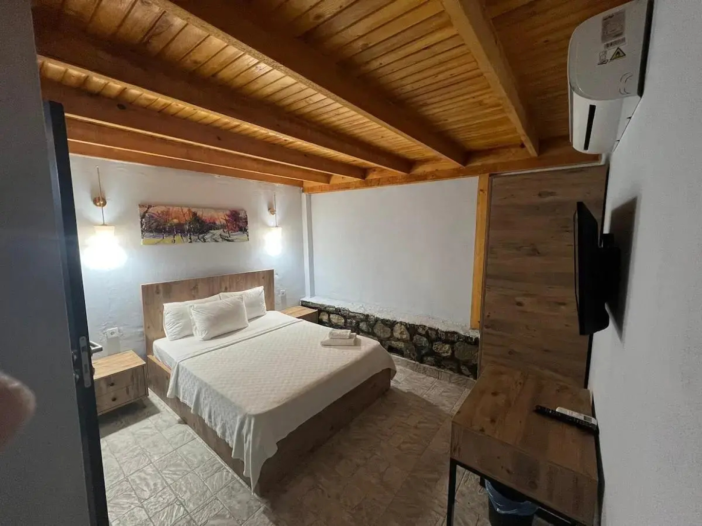 Ados Hotel