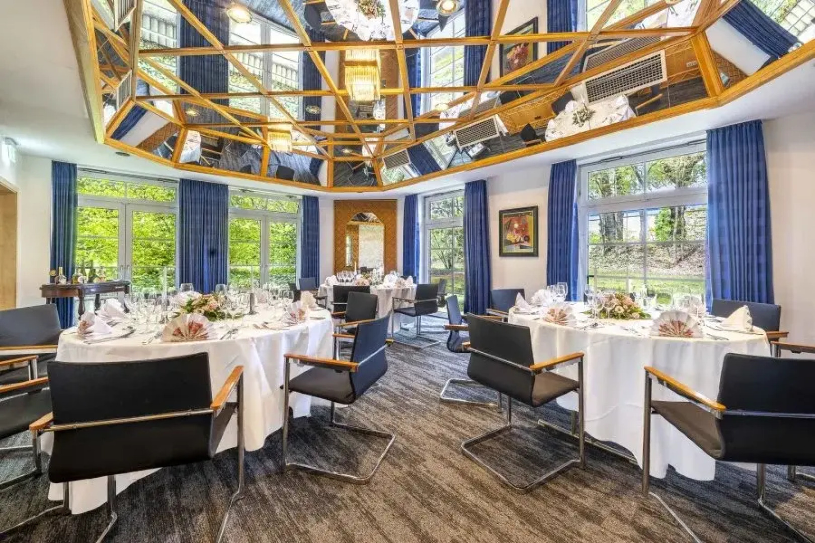 Отель Plaza Inn Schmoeker-Hof