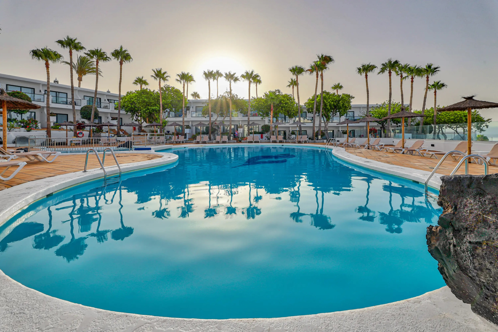 Отель THB Flora Aparthotel