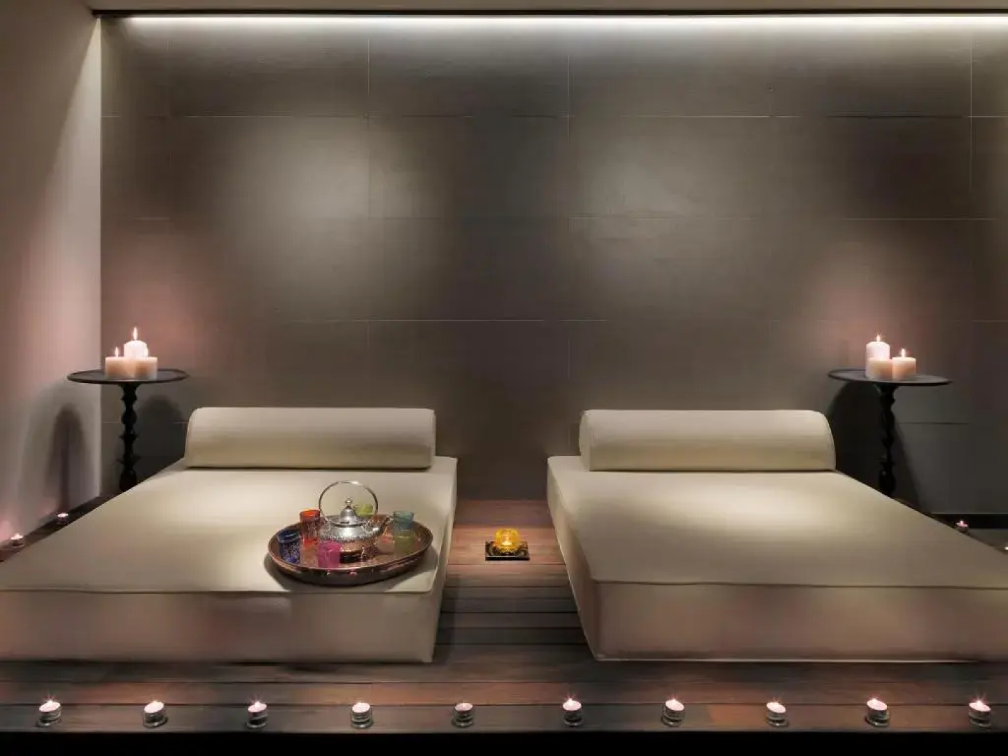 H10 White Suites