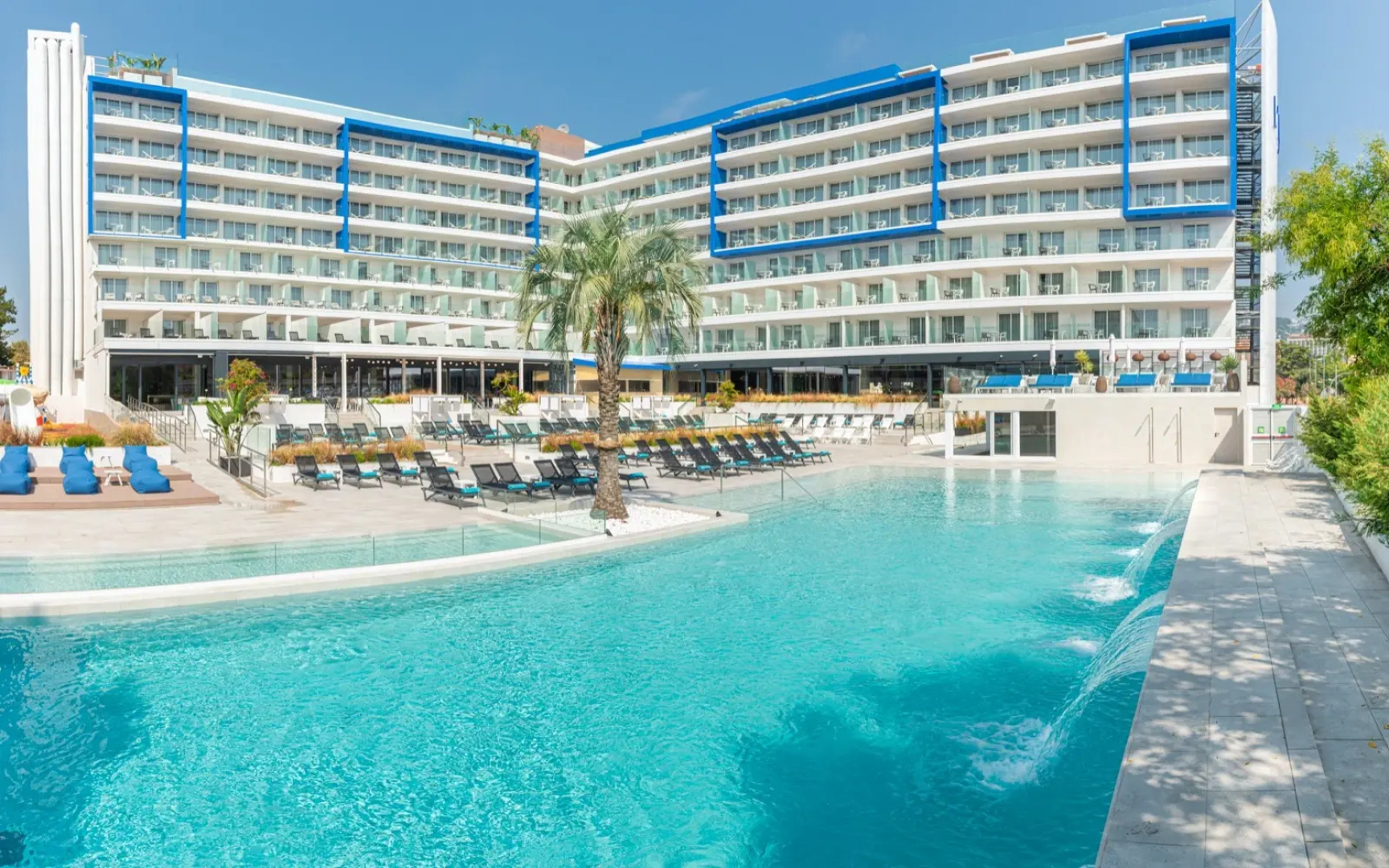 L'Azure Hotel