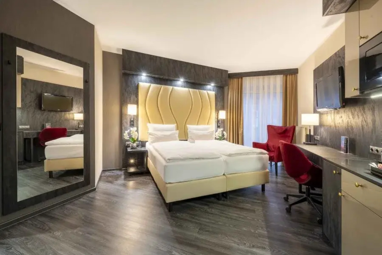 Отель Plaza Inn Schmoeker-Hof