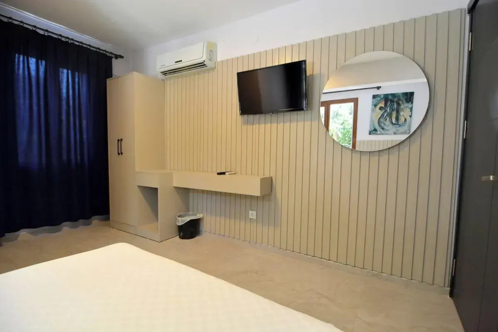 Ados Hotel