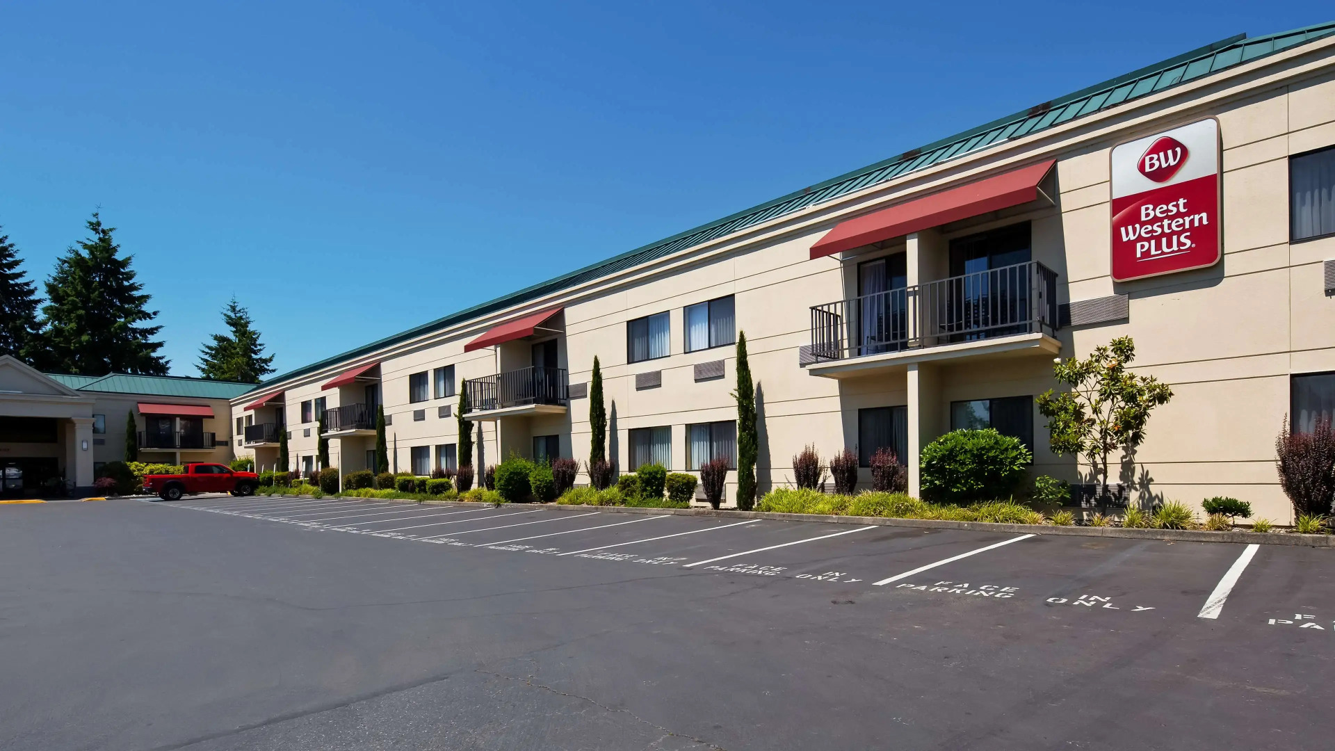 Best Western Plus Plaza by the Green