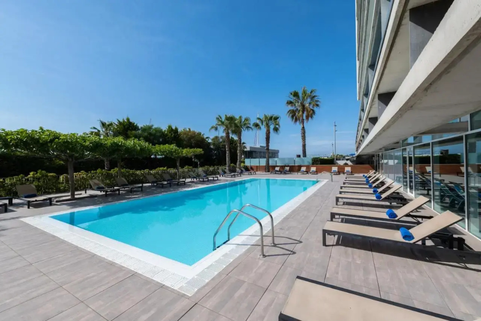 Отель Atenea Port Barcelona Mataro