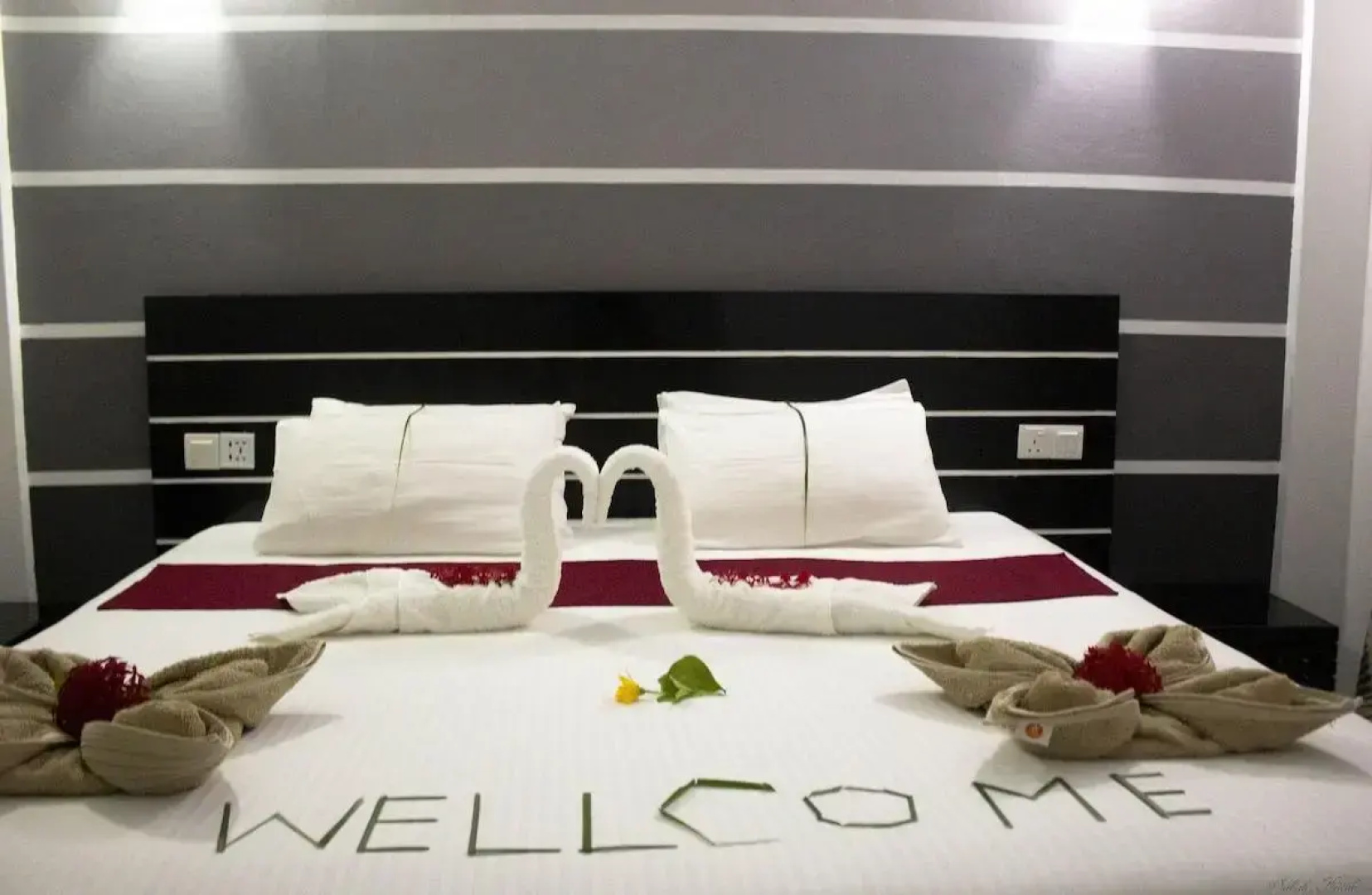 Отель Crown Beach Villas
