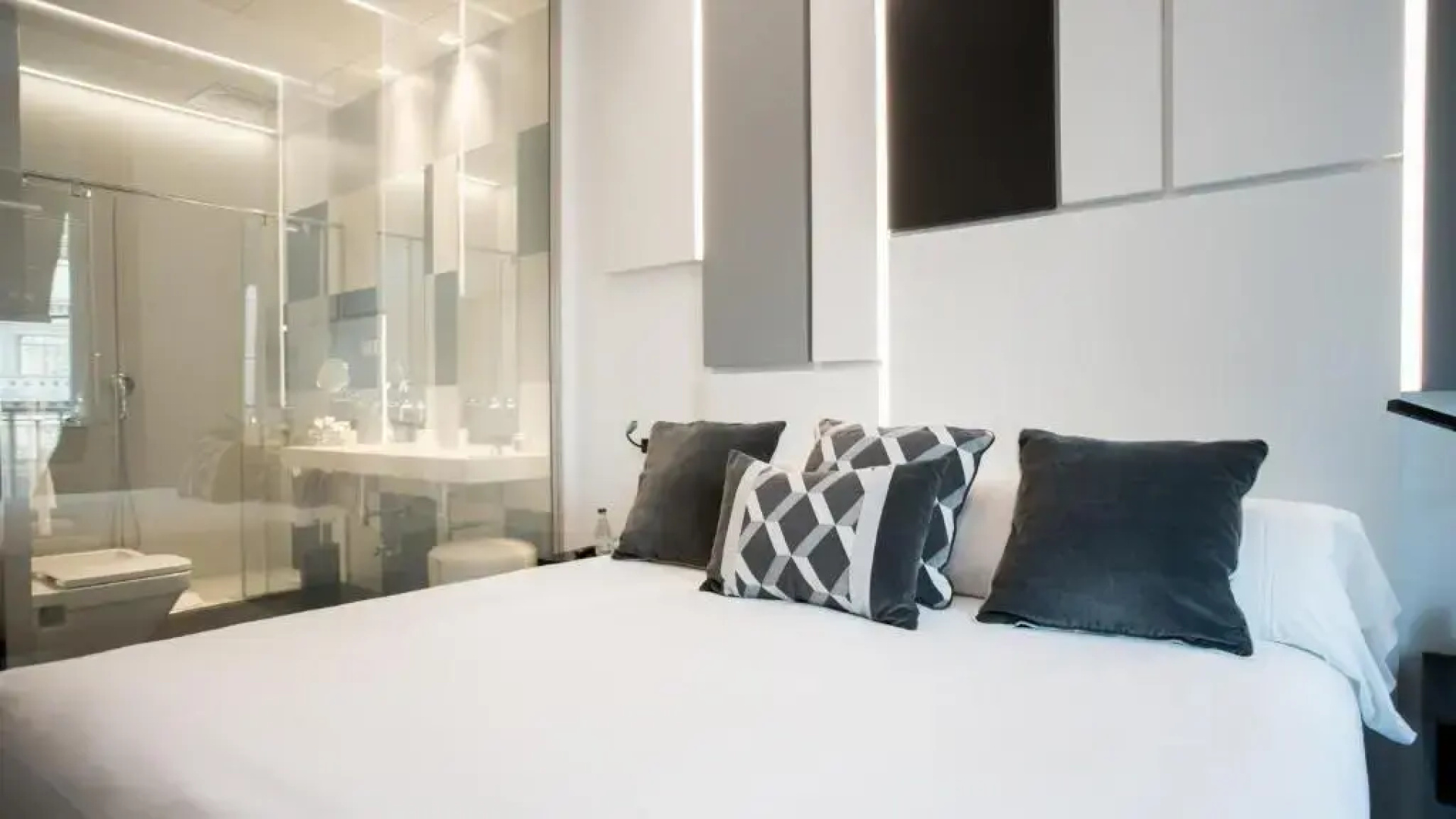 Отель The Hotel Regina