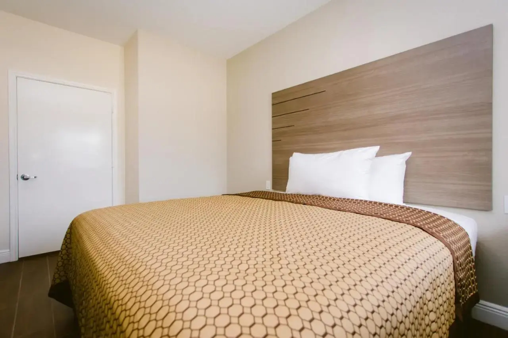 Scottish Inn & Suites