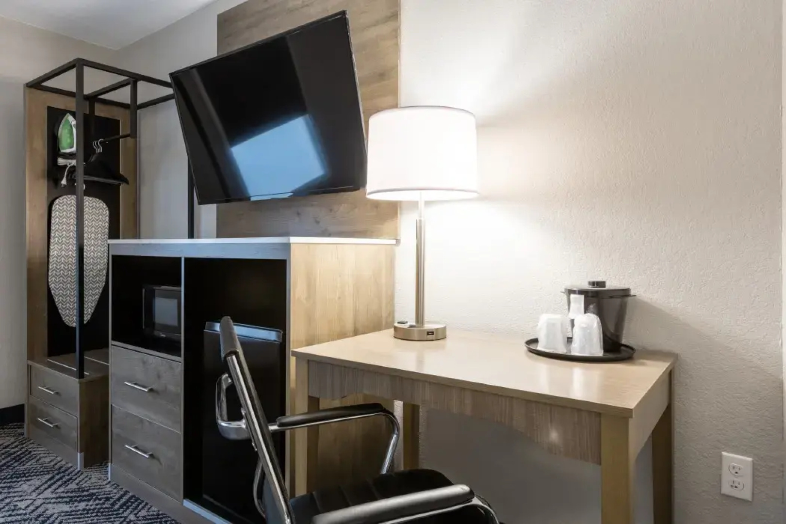 Rodeway Inn & Suites near Outlet Mall - Asheville