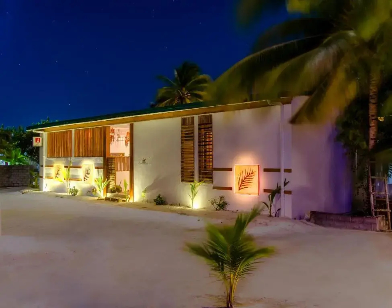 Отель Dhiffushi White Sand Beach