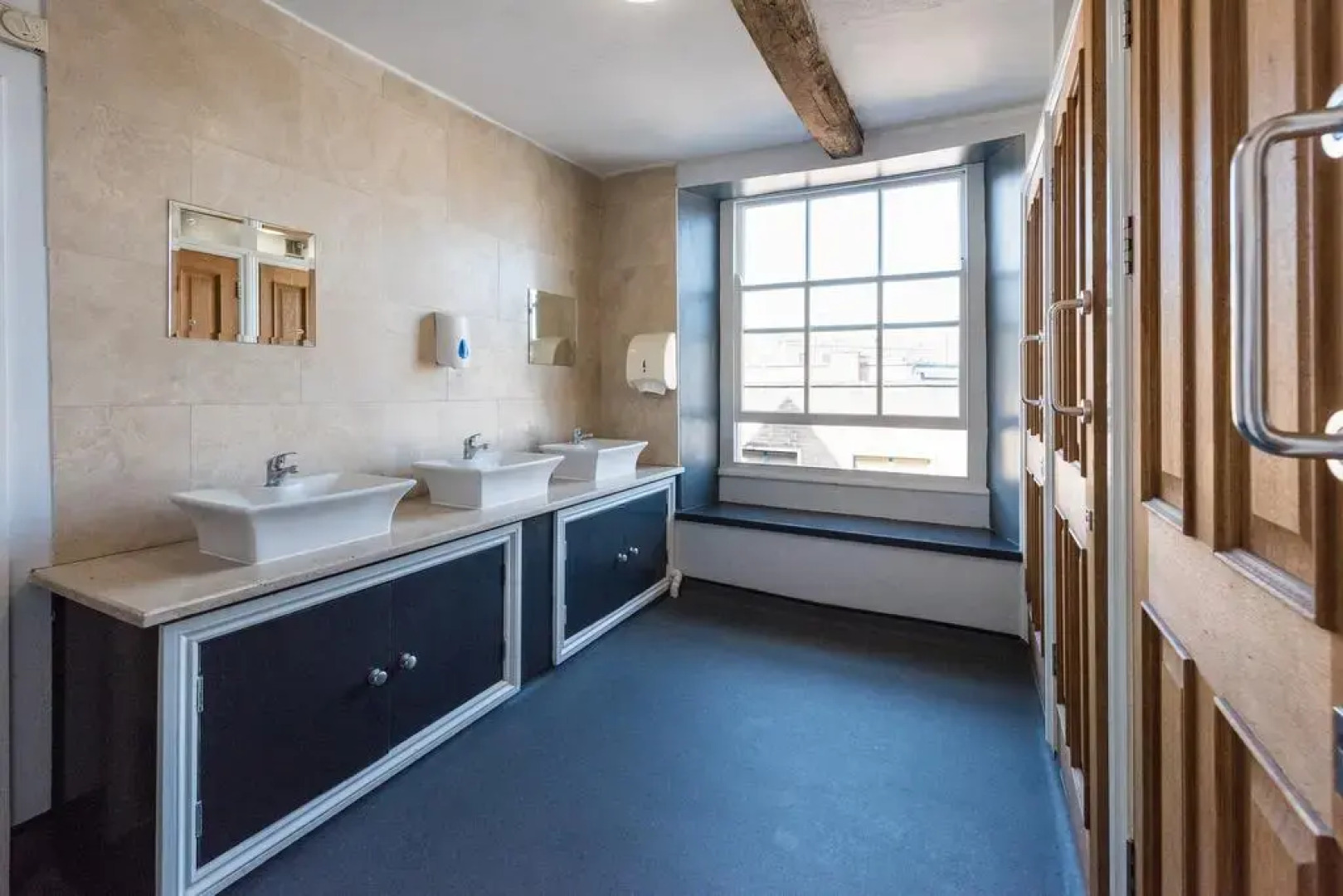 Full Moon Backpackers Hostel