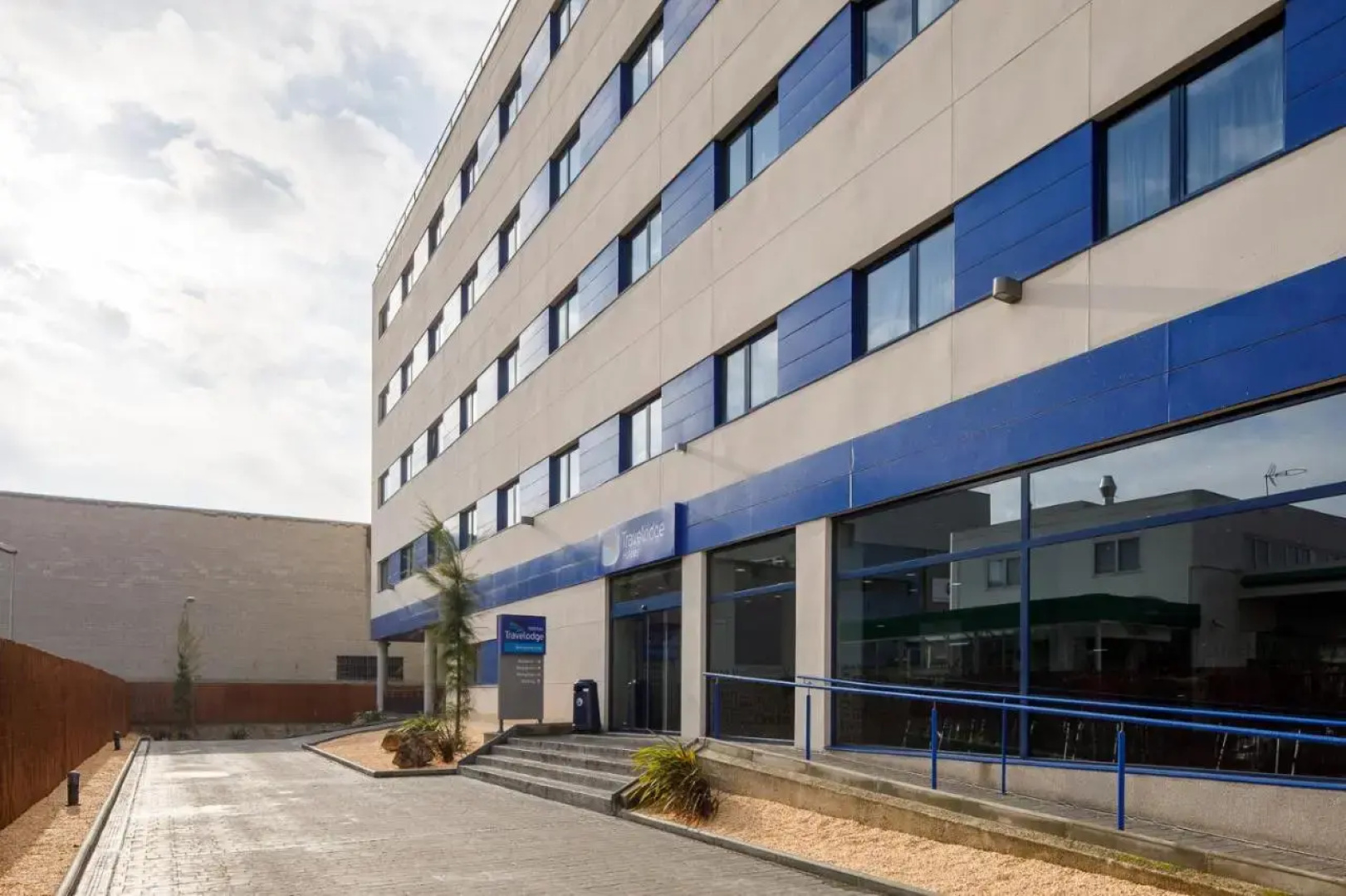 Отель Travelodge Barcelona Fira