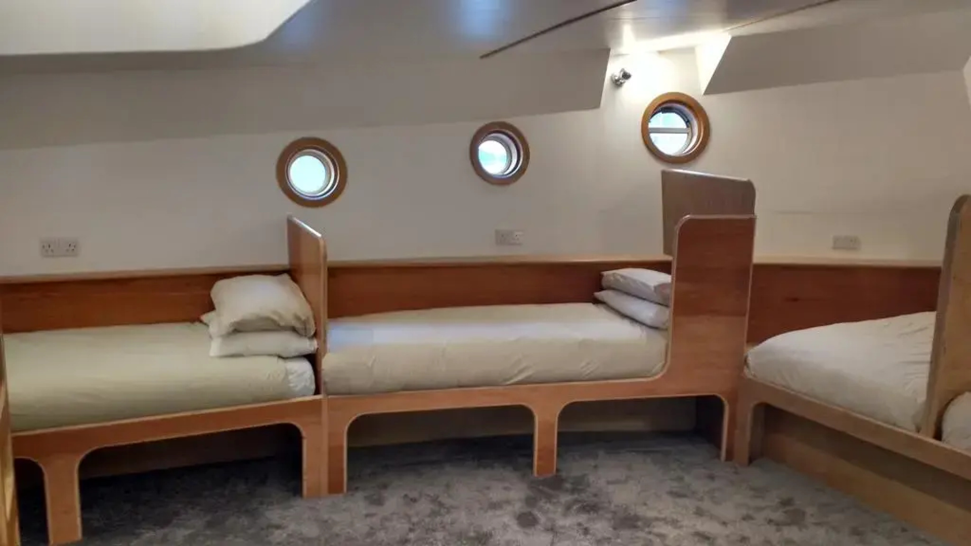 Kyle Blue Bristol - Luxury Hostel Boat